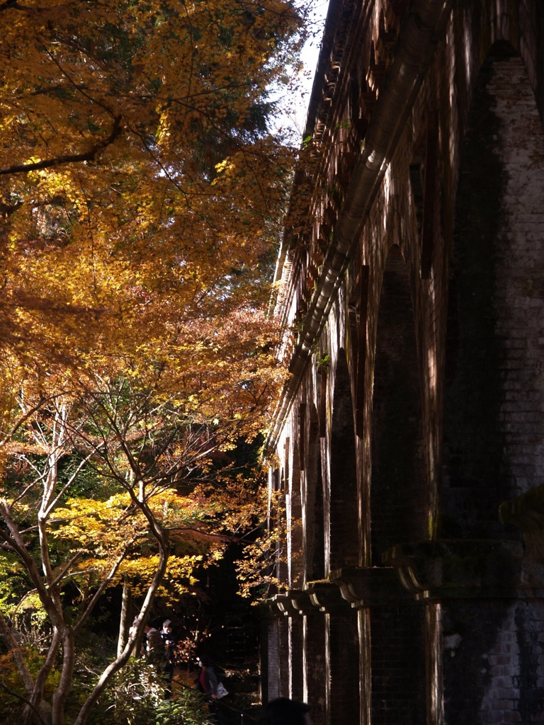 晩秋の水路閣