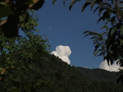 夏の空と月と