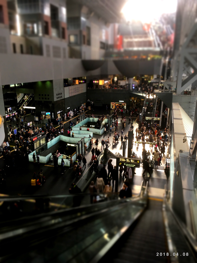 京都駅に夕日降る