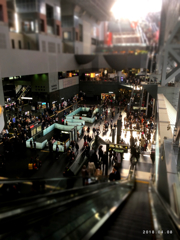 京都駅に夕日降る
