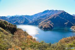 秋の田子倉湖