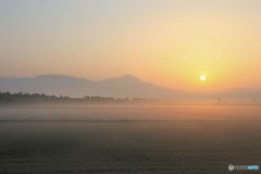 朝靄の会津平野と磐梯山！