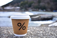 コーヒーカップと川