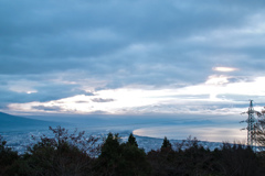 早朝の海と街