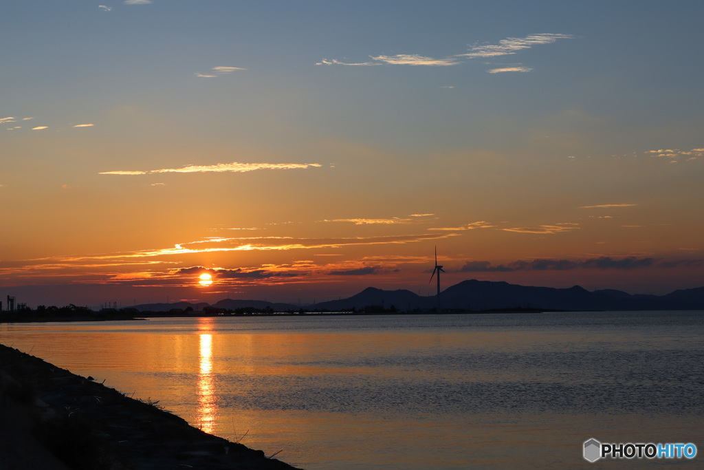 夕焼けと風車