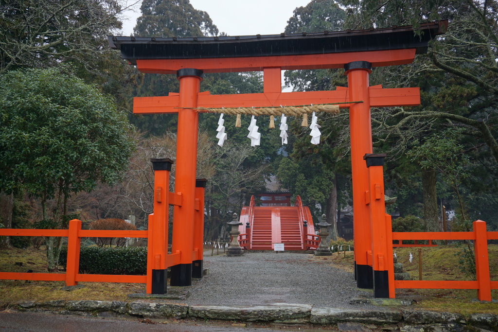 雨の丹生都比売神社