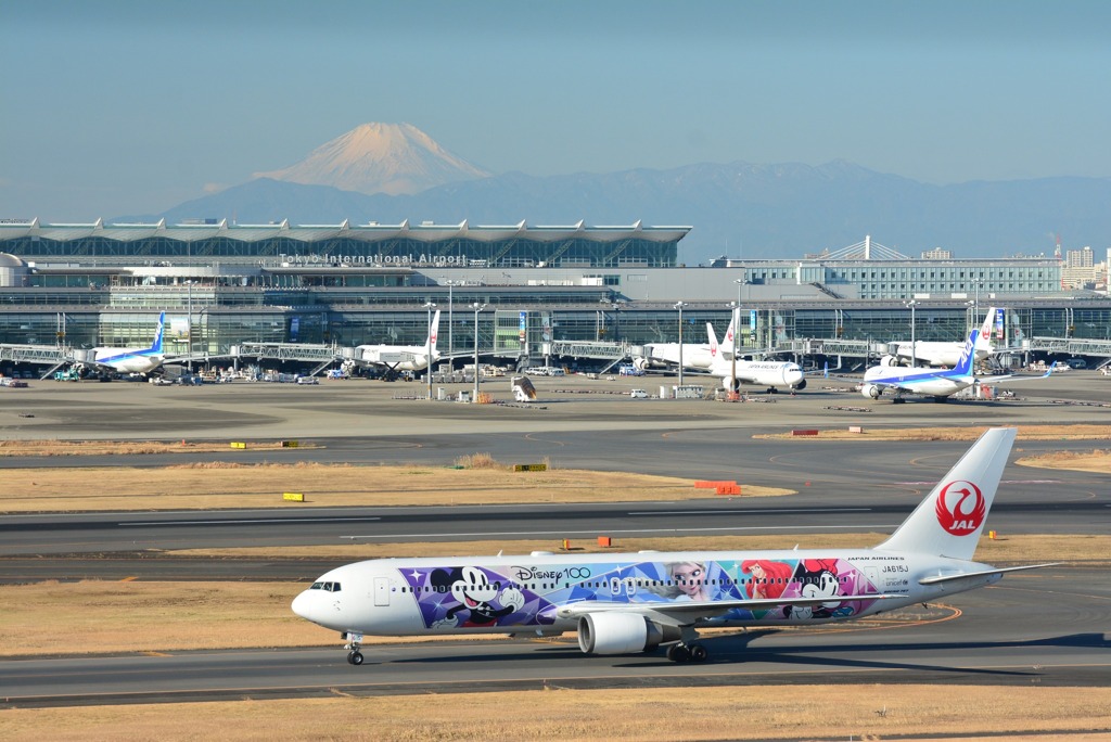 JAL（ディズニー塗装機）と富士山
