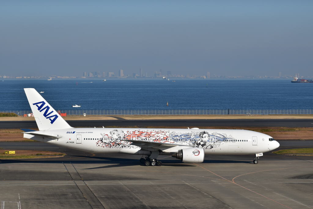 B777（鬼滅塗装）