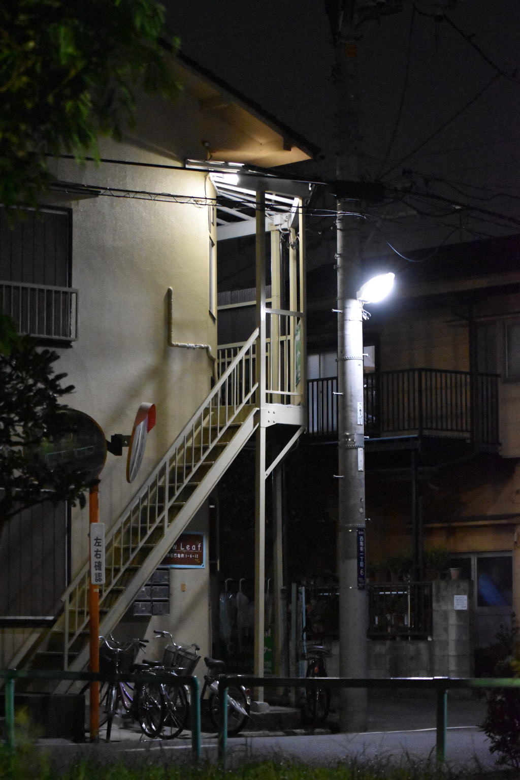 夜の名もないアパートをパシャリ！