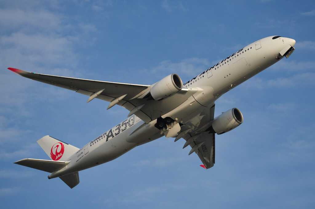 JAL（A350 graycolor）の離陸を撮影