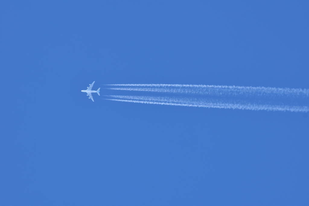 尾を引く旅客機