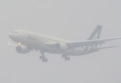 霧の中で着陸態勢のアリタリア航空
