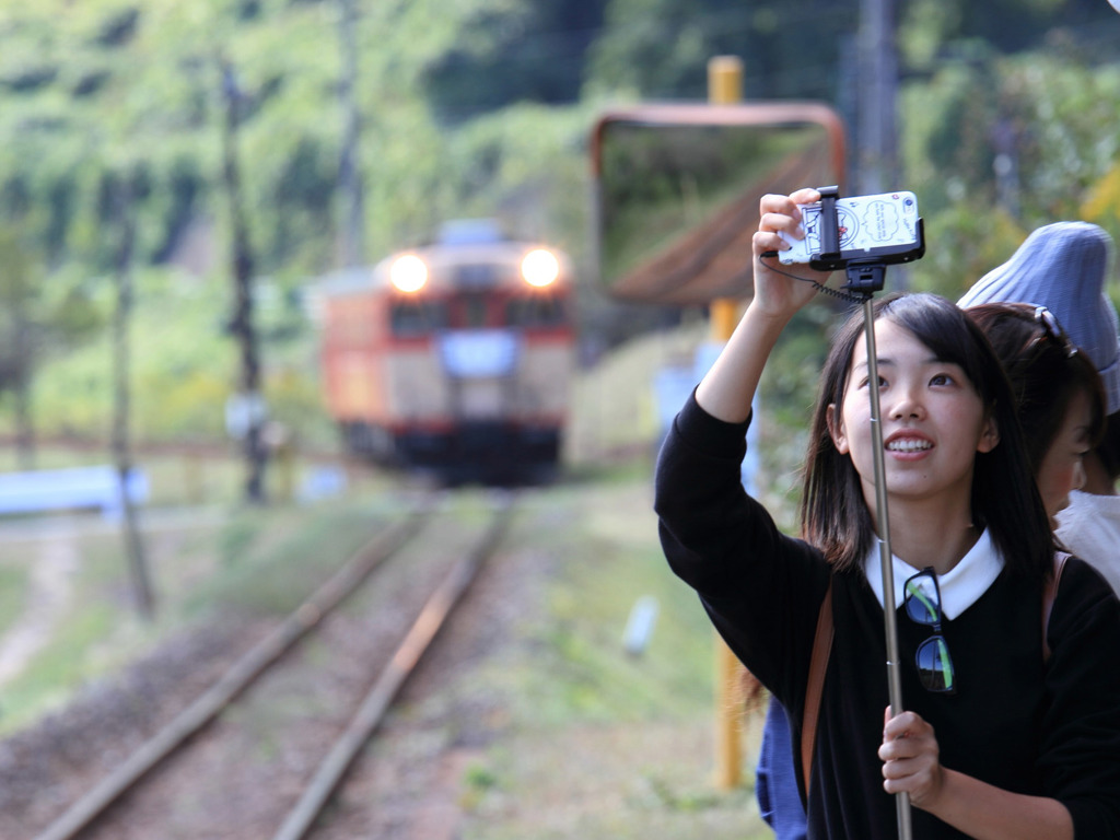 自撮りする少女