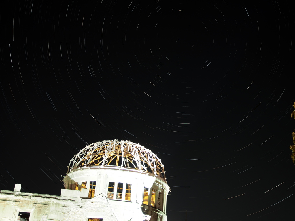 原爆ドームと星空