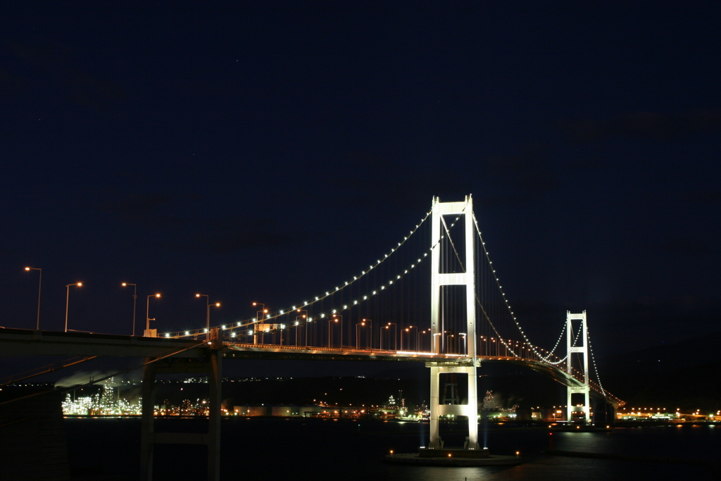 白鳥大橋と新日本石油の夜景
