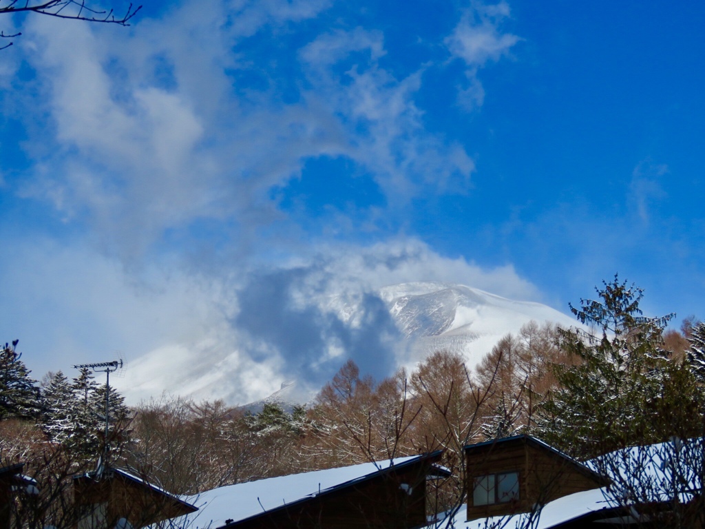 雲がかかった浅間山