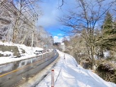 湯川沿いの国道