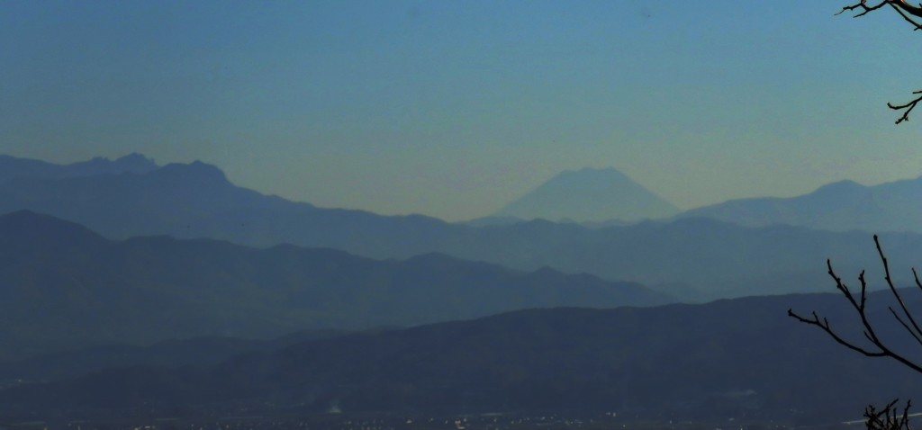 遠くにかすむ富士山