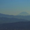 遠くにかすむ富士山