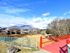 浅間山と赤い橋