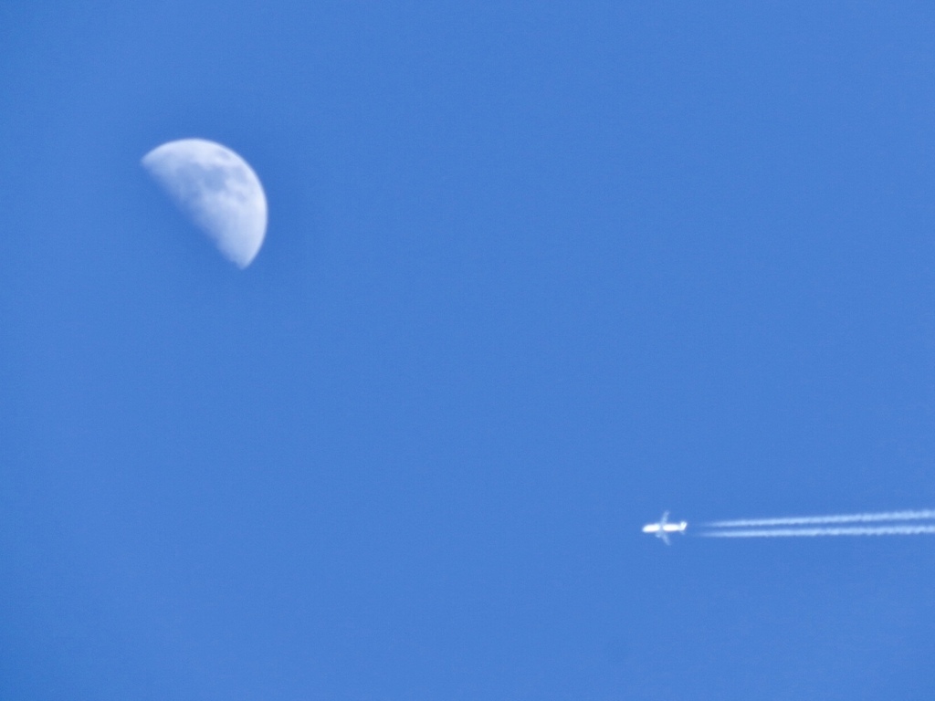 月と飛行機