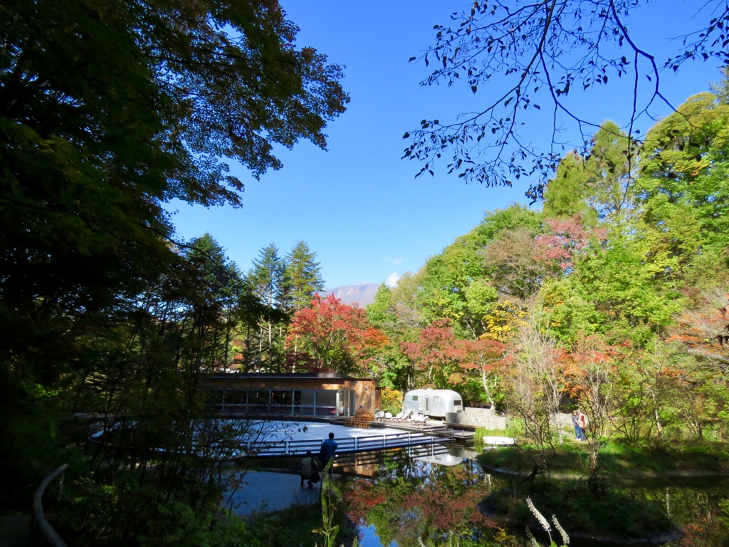 ケラ池の紅葉と浅間山