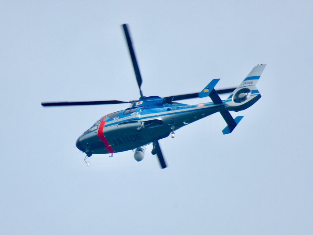 県警のヘリ