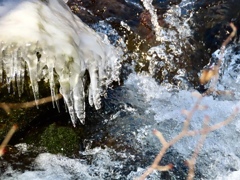 凍てつく湯川1