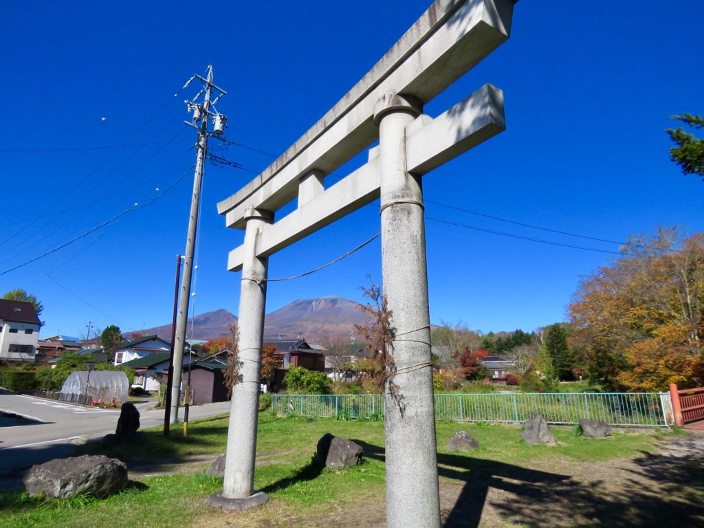 鳥居の間から見た浅間山