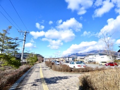 中軽井沢駅前と浅間山