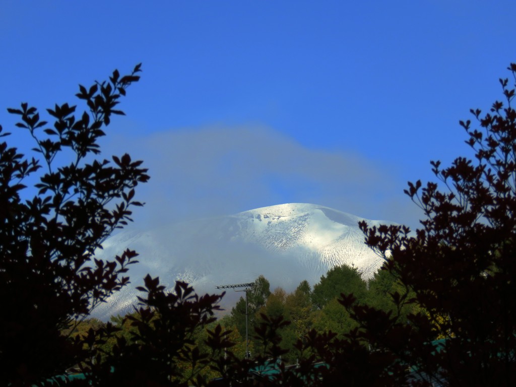 雲の間から