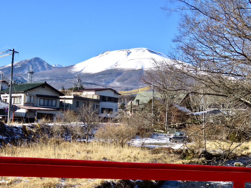 参道から浅間山のアップ