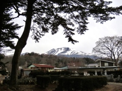 雪の前の浅間山