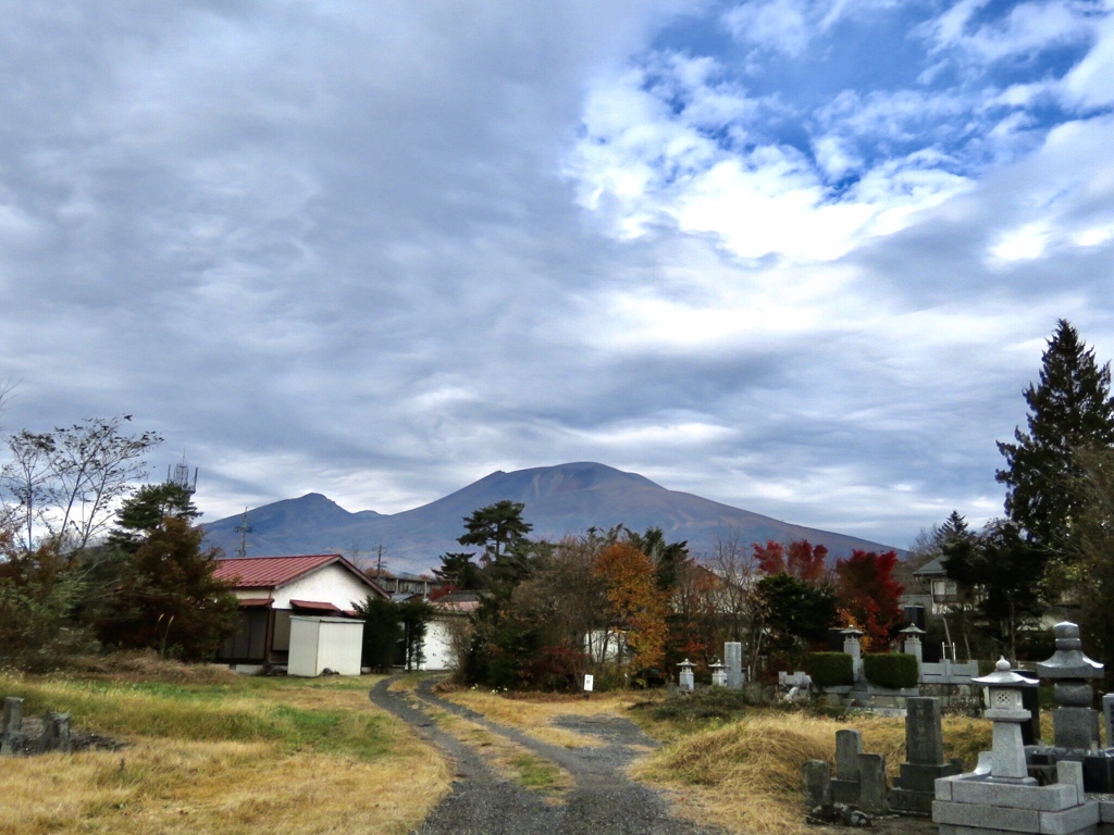 墓地から望む浅間山