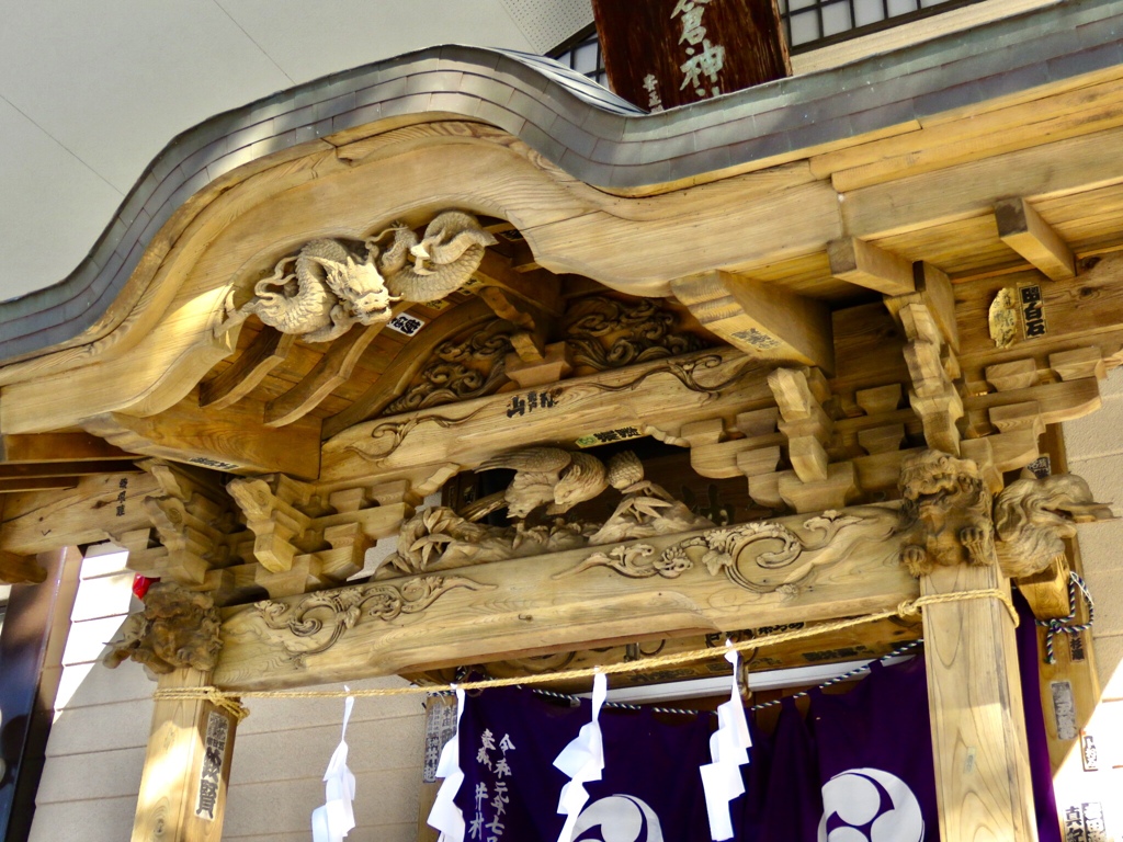 長倉神社正面の彫刻