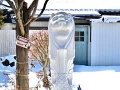 雪の中に佇むマーライオン