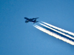 夕陽を受けた飛行機雲