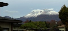 噴煙たなびく雪の山