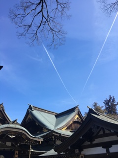 伊勢神宮上空にV字飛行機雲
