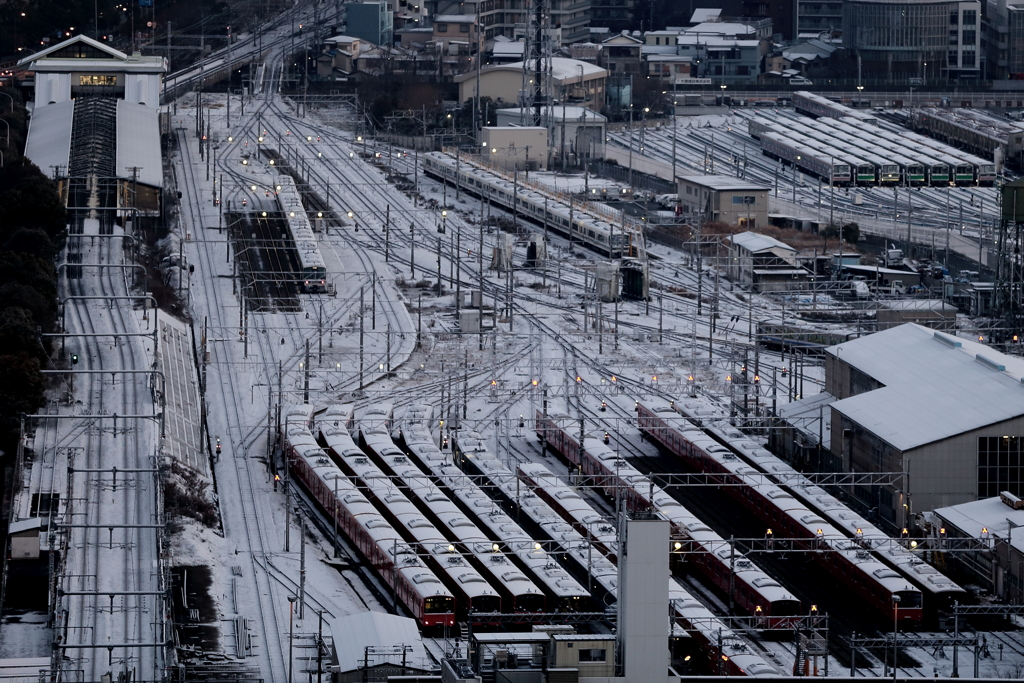 操車場の冠雪を見る
