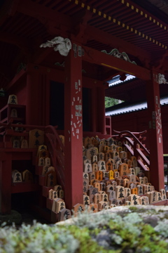 ひっそりと