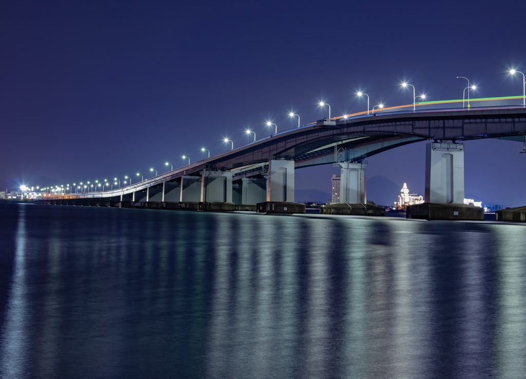 夜の琵琶湖大橋