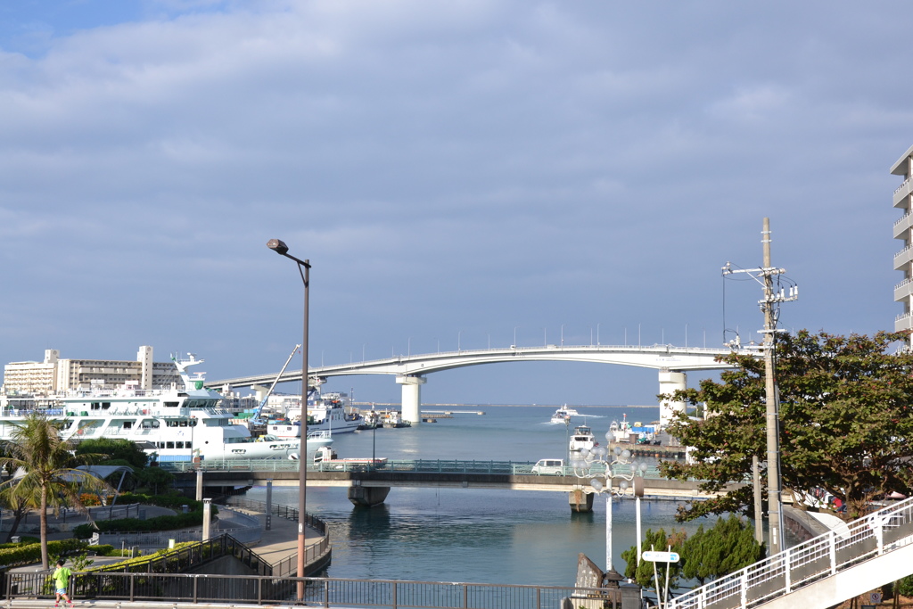 那覇・泊大橋をのぞむ