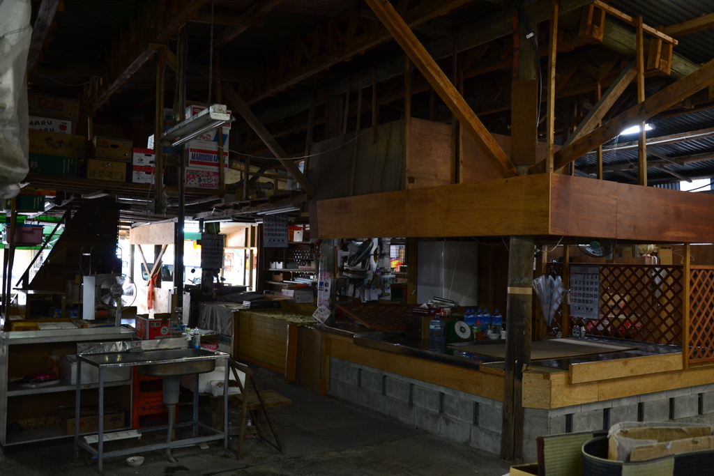 那覇・農連市場　朝を待つ