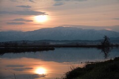 残雪の嶺、静寂の水鏡