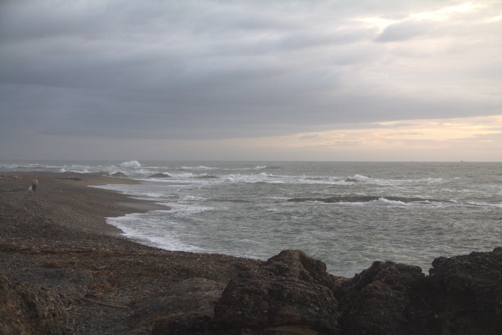曇天の海、寄せる波の記憶