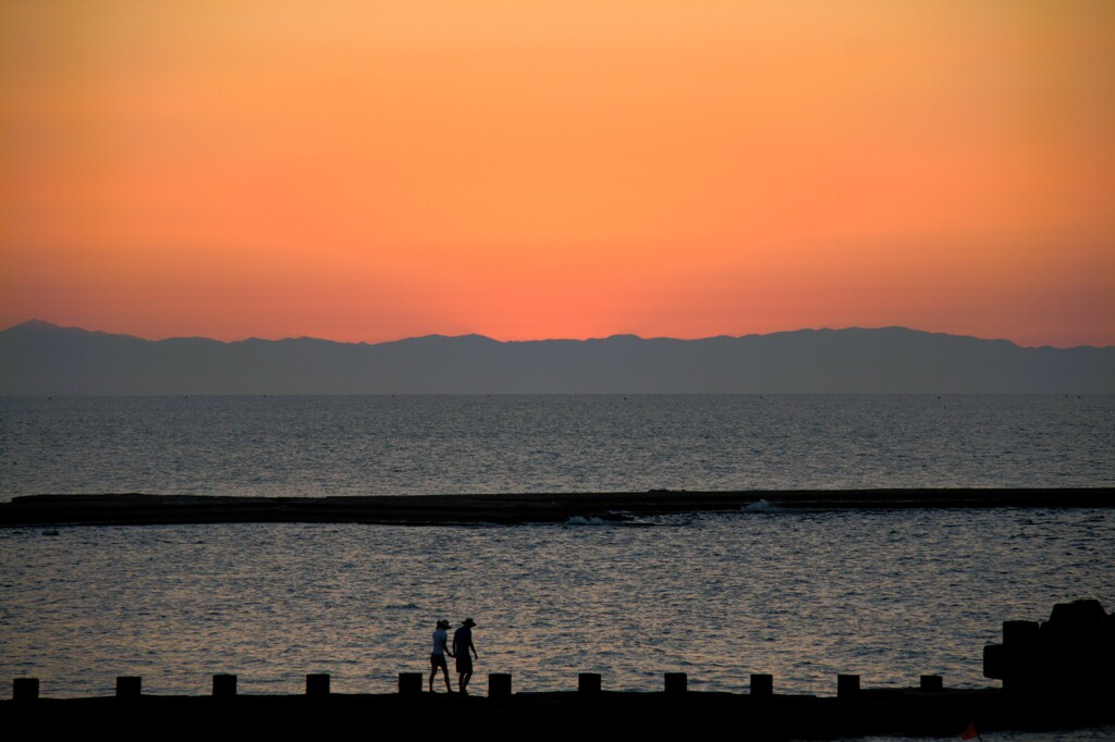 黄昏の海、二人