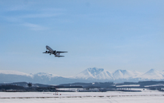 大雪山をバックに