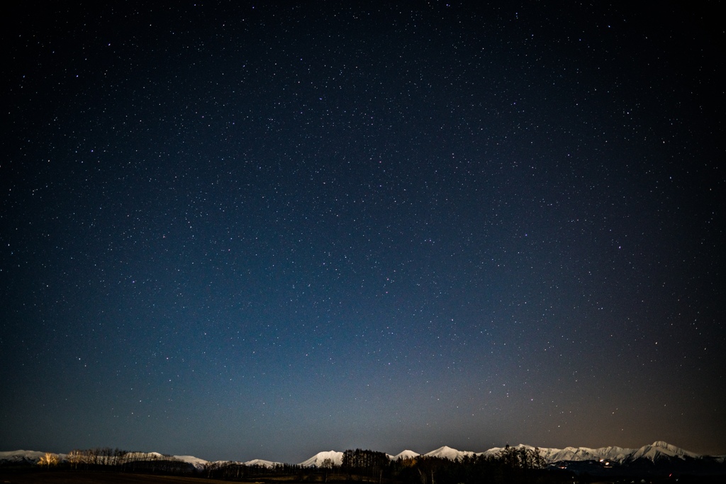 残雪の大雪山と星空