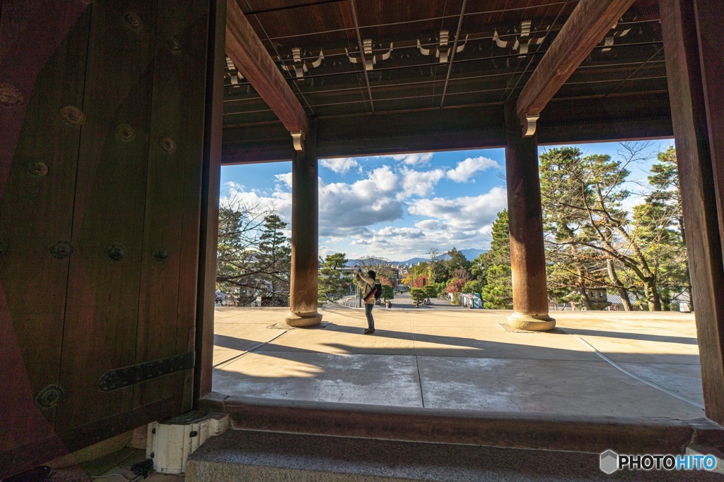 旅にはやっぱ広角ズーム（三門から見た京都の風景）